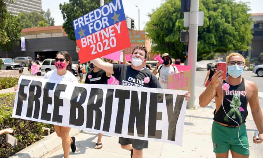 Protestors+from+the+%23FreeBritney+movement+outside+a+Los+Angeles+courthouse+in+August+2020.
