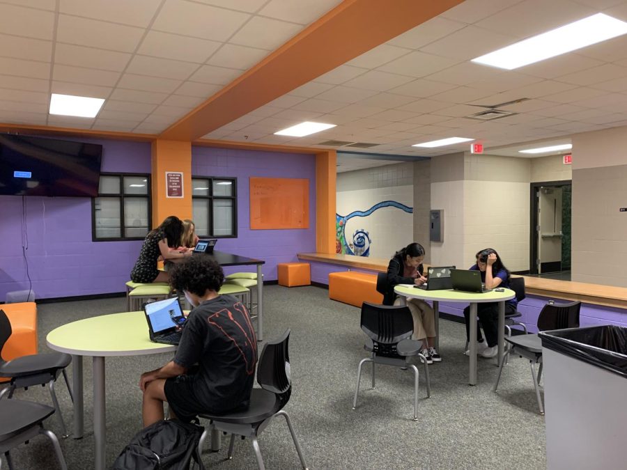The collaborative spaces around the school offer students a quiet place to work with each other on assignments.  Spaces like these are great for students education and teamwork skills. 