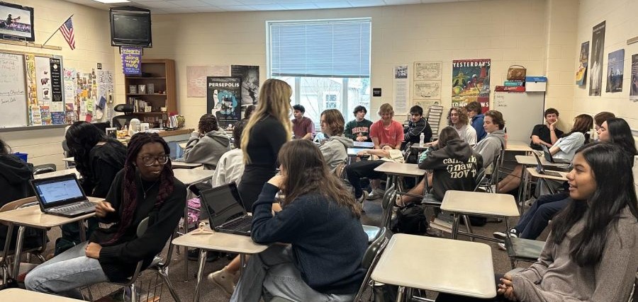 Students in a crowded AP Psychology class prepare for class to begin. Across the US, overcrowded classes are packed due to the nationwide teacher shortage.