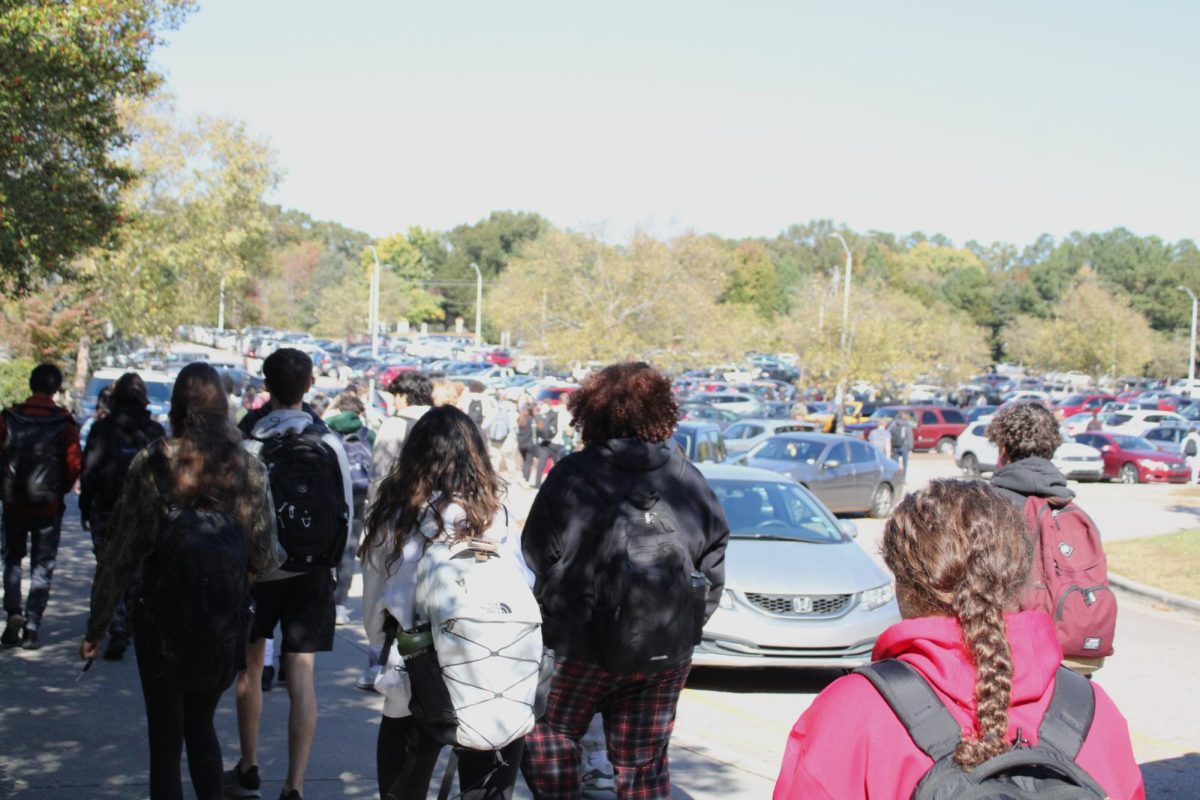 Students head into the parking lot as they prepare to leave campus for PACK Time. Due to Wakefields new policy, students can now stay off-campus for a full hour.