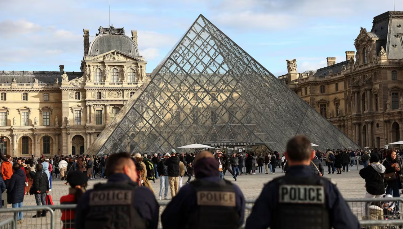 The Louvre heist sparks worry and concern among many French citizens. However, for the rest of the world, it has been a source of not-so-serious entertainment. (Photo courtesy of Heute.at.)